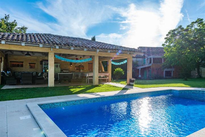 Ferienhaus für 18 Personen, mit Balkon und Garten sowie Pool in Šivati