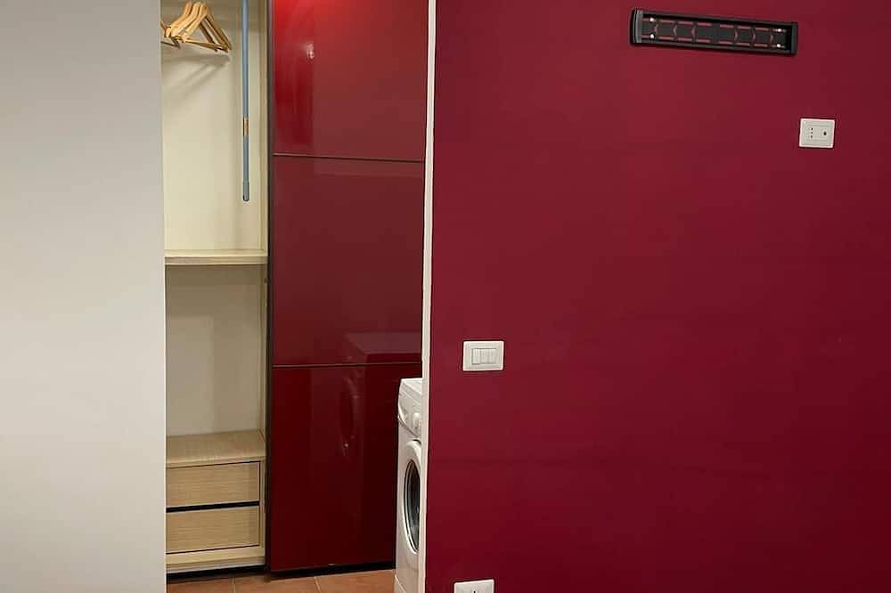 Entire apartment, Studio Apartment Ground Floor Near Airport in Fiumicino, Rome Province