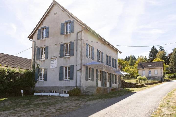 Location de vacances pour 2 personnes, avec Terrasse ainsi que Jardin et Vue à Saint-Symphorien-de-Marmagne