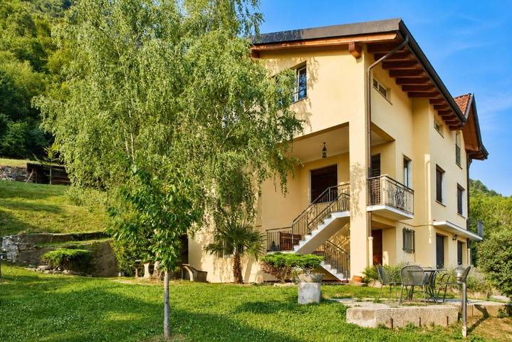 Gîte pour 6 personnes, avec Balcon et Terrasse ainsi que Jardin et Vue sur le lac à Maslianico