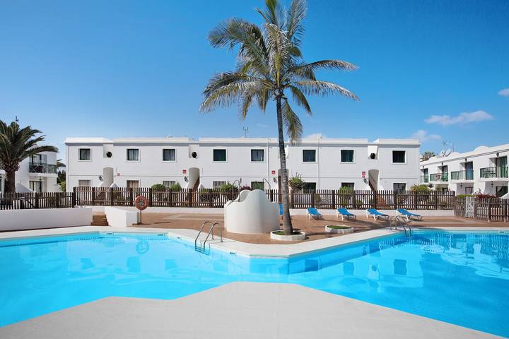 Entire apartment, Vacation 'Dunes Resort To Relax' with Shared Pool, Pool View and Terrace in Corralejo, La Oliva