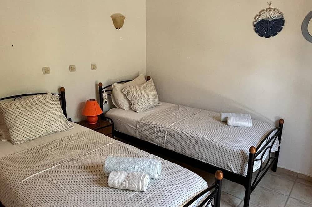 Quiet 2 bedroom air-conditioned villa with private pool, patio and roof terrace in Roumeli, Rethymno und Umgebung