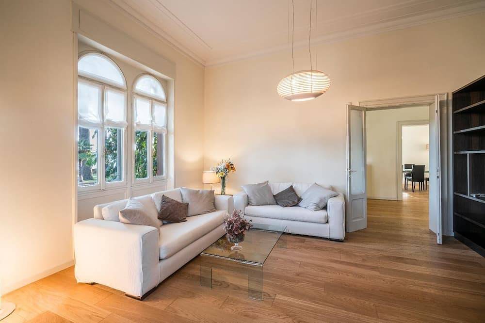 Wonderful restored villa with private access to the beach and huge park in Salò, Gardasee-Berge