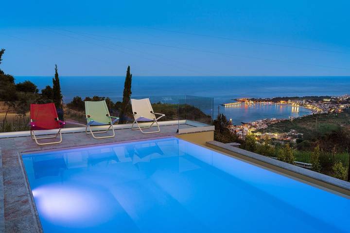 Villa for 12 people, with pool and terrace in Taormina