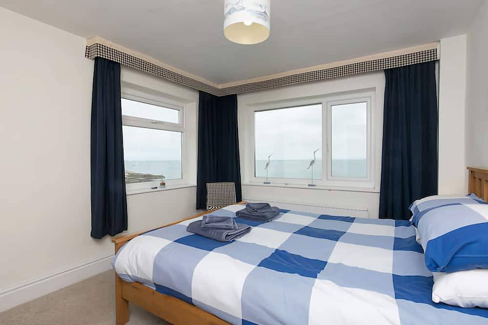 Gosteg great sea views, dog friendly, restaurants and centre metres away. Aonb in Moelfre, Isle of Anglesey