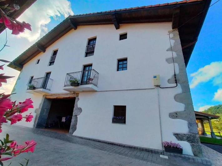 Gîte pour 2 personnes, avec vue sur le lac ainsi que jardin et vue, animaux acceptés à Gautegiz Arteaga