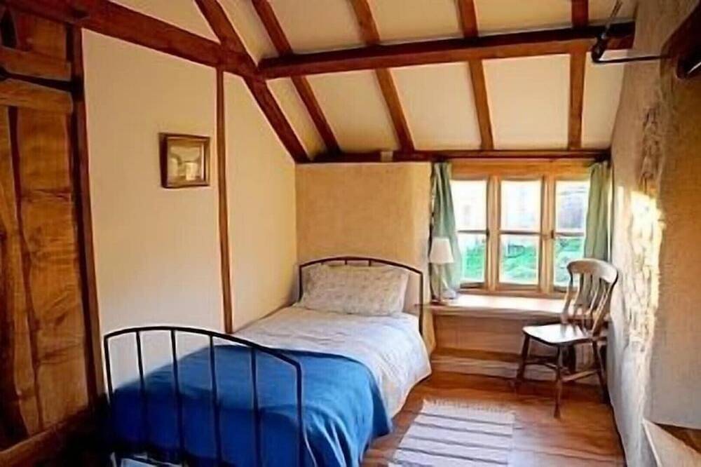 Beautiful hand crafted cottage 5 minutes from sandy beach and rugged coastline! in Mawgan Porth, Cornwall