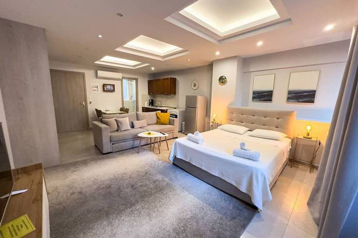 Entire apartment, Glamorous & Spacious Renovated Apartment, Syntagma in Central Section of Athens, Athens