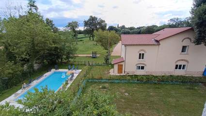 Gîte pour 12 personnes, avec jardin ainsi que vue et piscine dans Garnerans