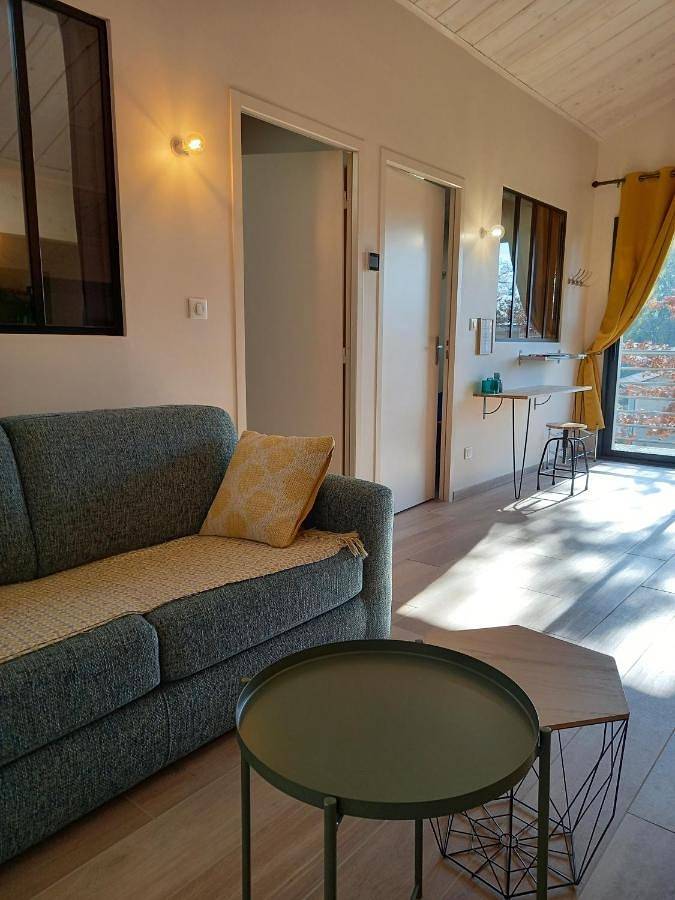 Appartement entier, Two-Bedroom Apartment in Chaintré, Région de Mâcon