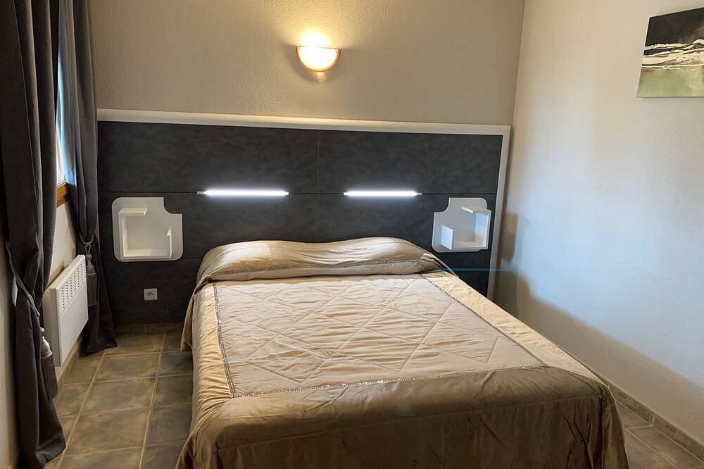 Entire apartment, Apartment t2 Ground floor - Marina d'Arone in Piana, Ajaccio region