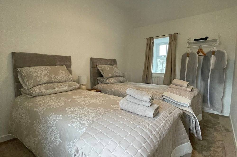 Traditional Irish Cottage w/Hot & Sauna. Close to Mountains, Beach and Forests < in County Down