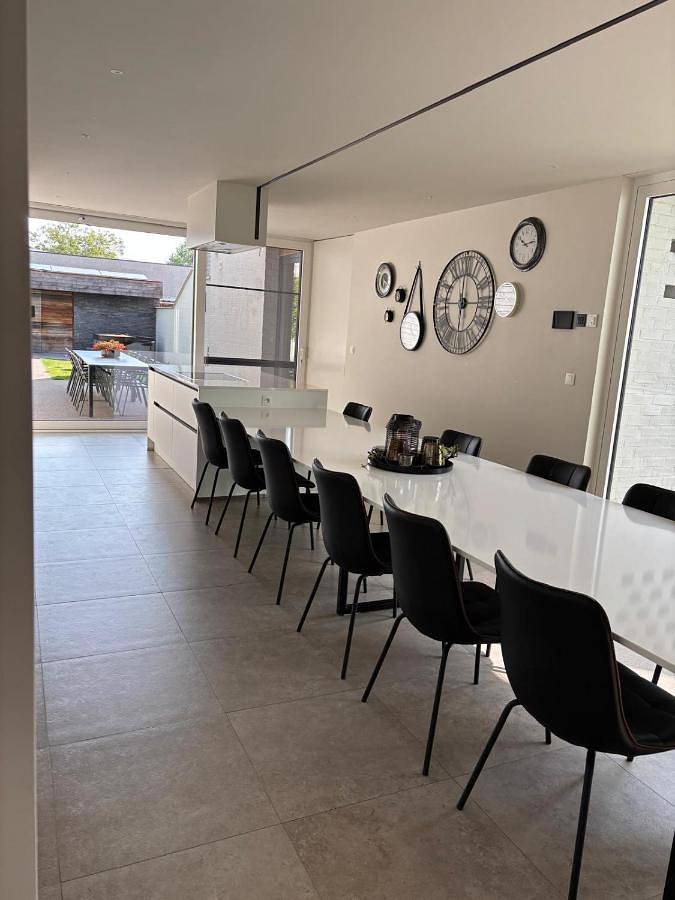 Location de vacances pour 12 personnes, avec Jacuzzi et Terrasse ainsi que Jardin et Sauna dans Roesbrugge-Haringe