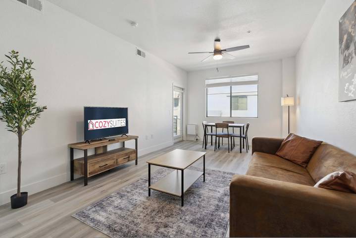 Vacation rental for 3 people, with pool and balcony as well as yard, kid friendly in Glendale