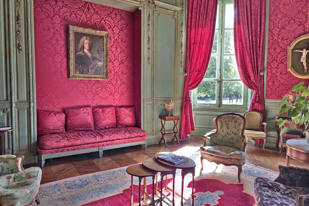 Bed and breakfast at Château de Craon Swimming pool, tennis court, park Pdj included. in Craon, Mayenne (desambiguación)