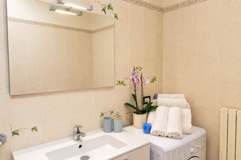Appartement entier, Appartement de trois pièces meublé avec goût en bord du lac avec piscine et plage privée in Lezzeno, Lac de Côme