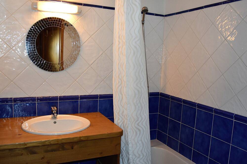 Entire apartment, Mountain Style Apartment with Large South-Facing Balcony in Bozel, Les Trois Vallées