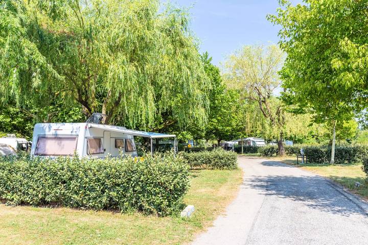 Camping für 4 Personen, mit Pool und Terrasse sowie Ausblick in Alpes-de-Haute-Provence - 2