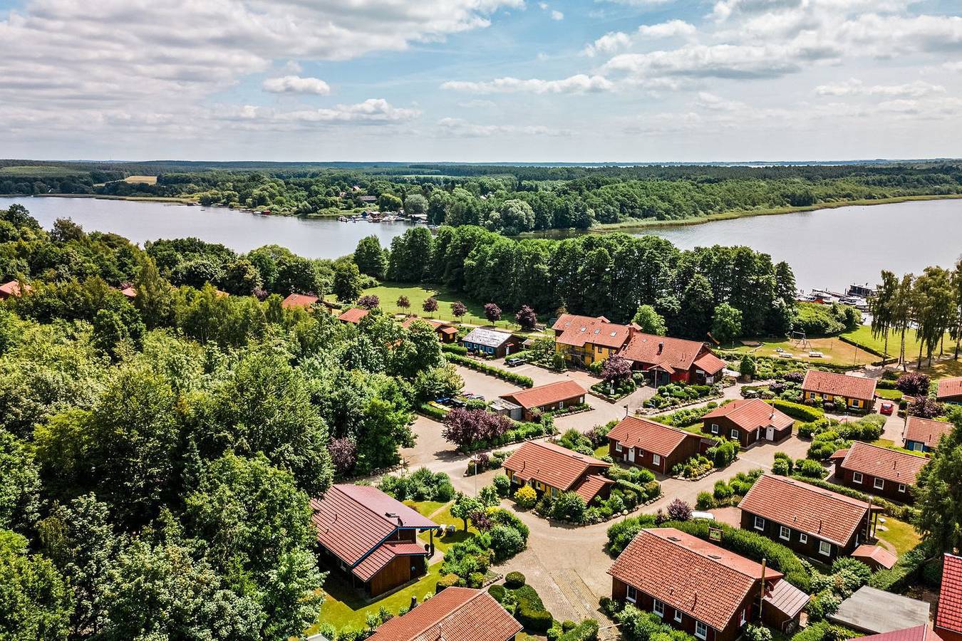 Ferienhaus Kathi am Jabelschen See mit Garten, Terrasse & Kamin in Jabel, Mecklenburgische Seenplatte