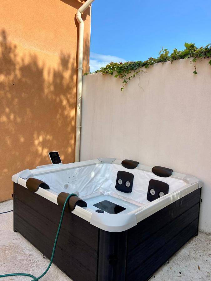 Location de vacances pour 6 personnes, avec balcon et jacuzzi à Milhaud - 3