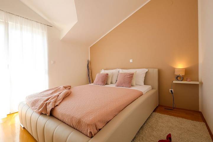 Appartement entier, Appartement exclusivement équipé à l'étage vous attend. in Biograd na Moru, Région de Zadar