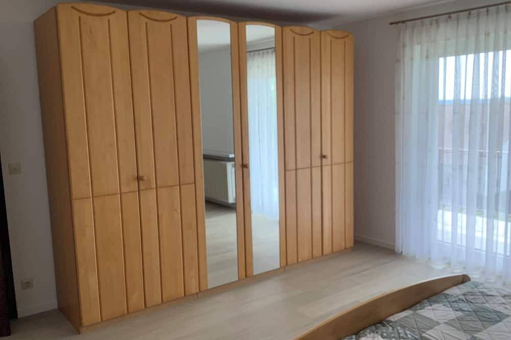 Ganze Wohnung, Großzügige Ferienwohnung mit Balkon, Kamin & Garten - Nähe Bodensee & Rheinfall in Hilzingen, Hegau