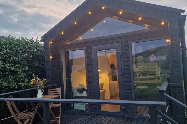 Vacation rental for 2 people, with hot tub and yard as well as balcony and sauna in County Clare