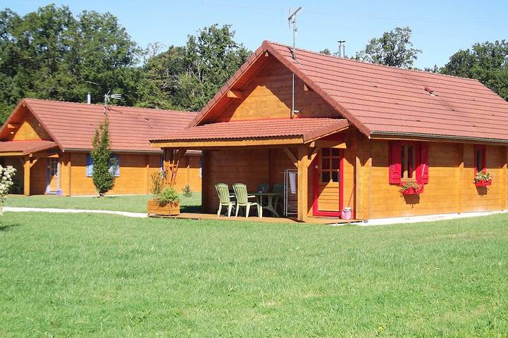 Gîte pour 6 personnes, avec Terrasse ainsi que Jardin et Piscine dans Commenailles