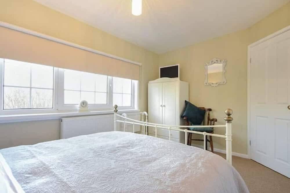 4 bed cottage with parking and views in Craster in Craster, Northumberland