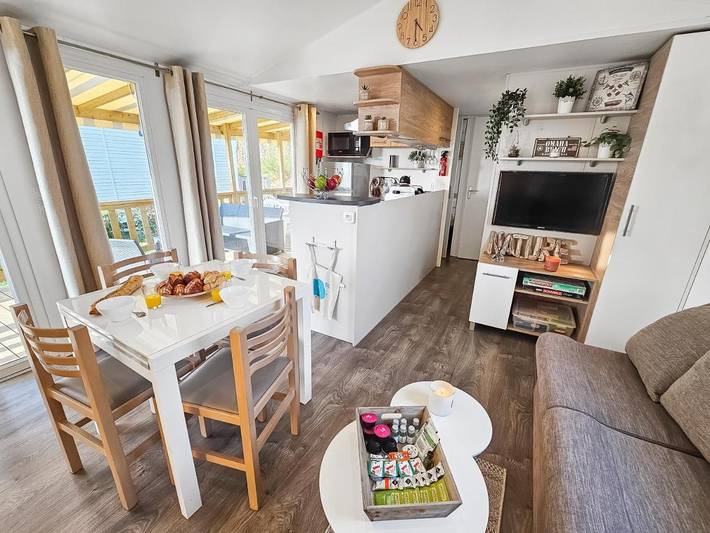 Camping pour 6 personnes, avec jacuzzi et piscine ainsi que bassin pour enfant et jardin