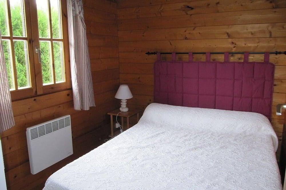 Vacation rentals in Périgord, Quiet air-conditioned chalet, heated swimming pool in Terrasson-Lavilledieu, Périgord Noir
