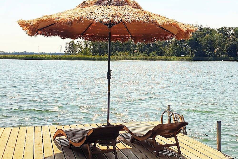 Ganze Wohnung, Annie – Dg-Apartment mit Kamin & Balkon | Am See mit Privatsteg & 2500 qm Garten in Westpommern