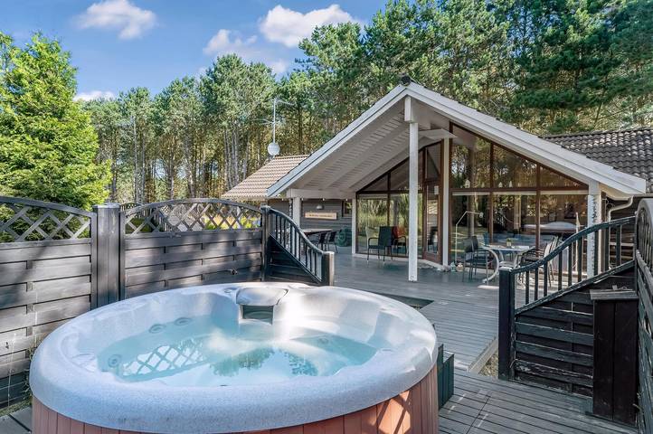 Feriehus for 10 personer, sauna og jacuzzi i tillegg til terrasse og hage i Rødby