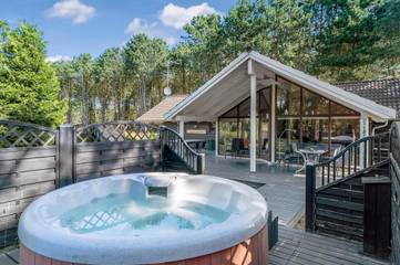 Ferienhaus für 10 Personen, mit Sauna und Terrasse sowie Whirlpool und Garten in Lolland-Falster