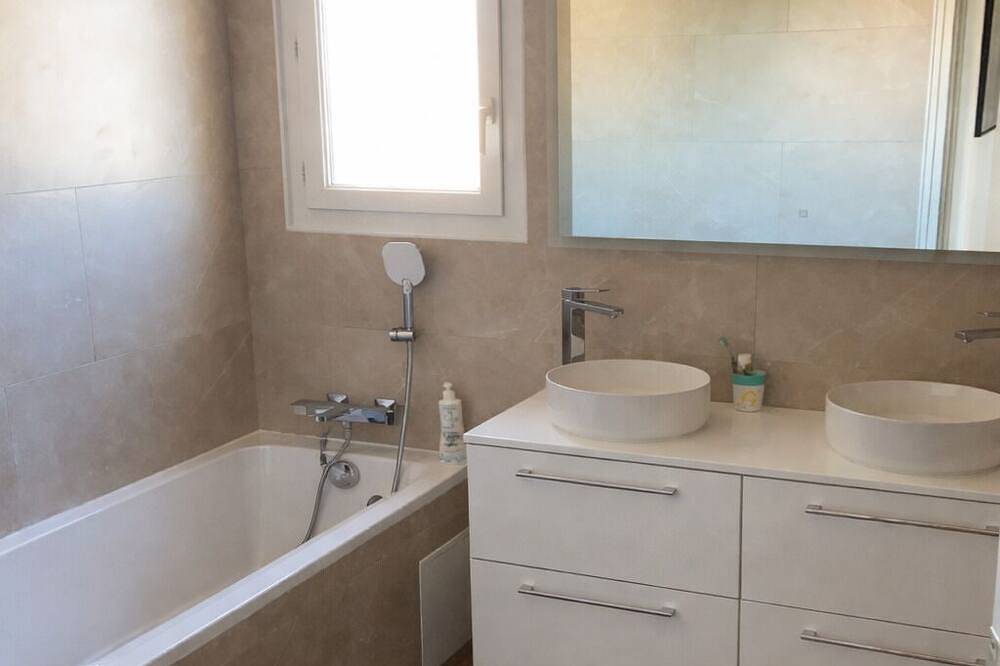 Contemporary villa with heated pool near Aix-en-Provence in Rousset, Region de Aix-en-Provence