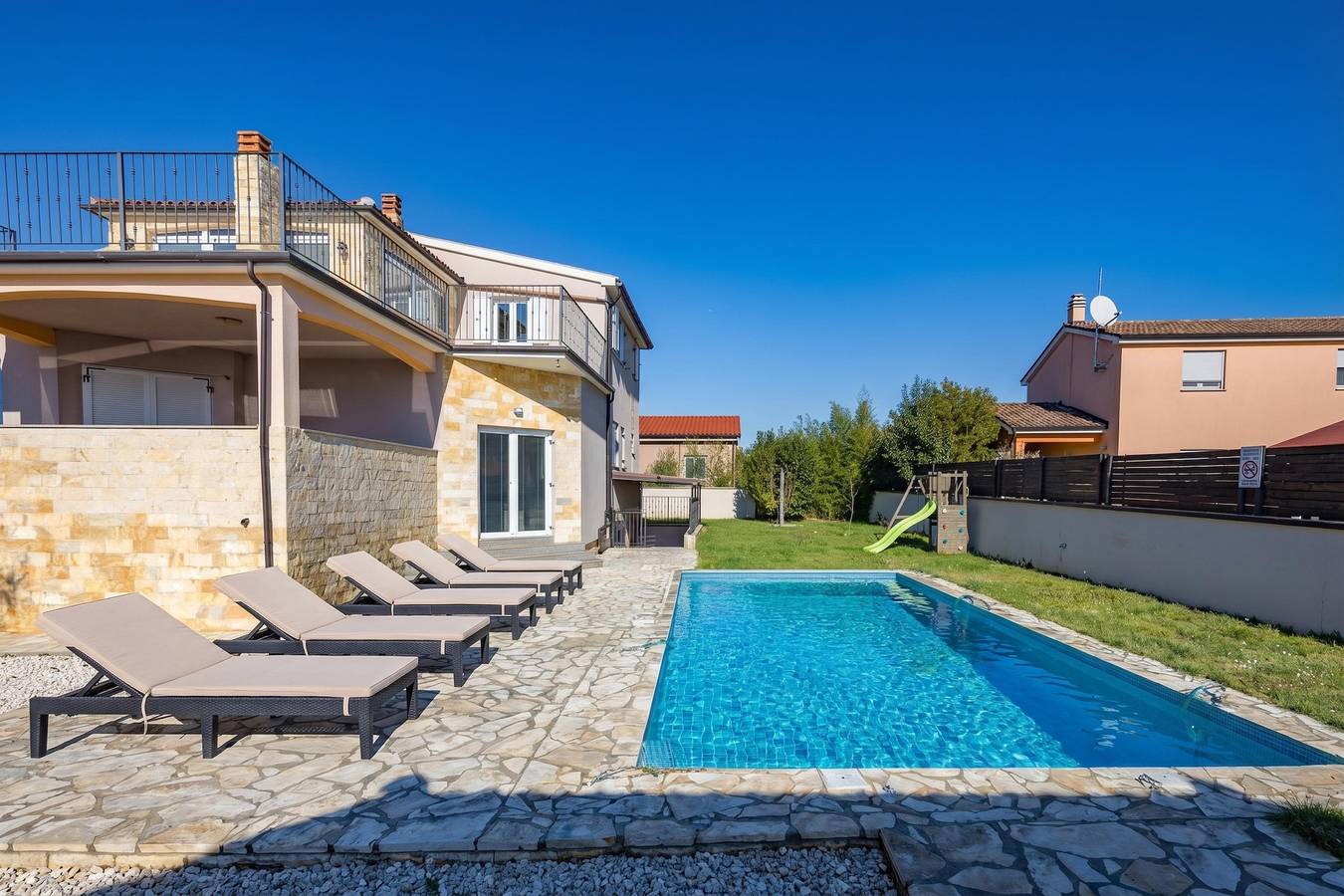 Ganze Wohnung, Oasis Jadreski With Pool in Sisan, Südküste Istrien