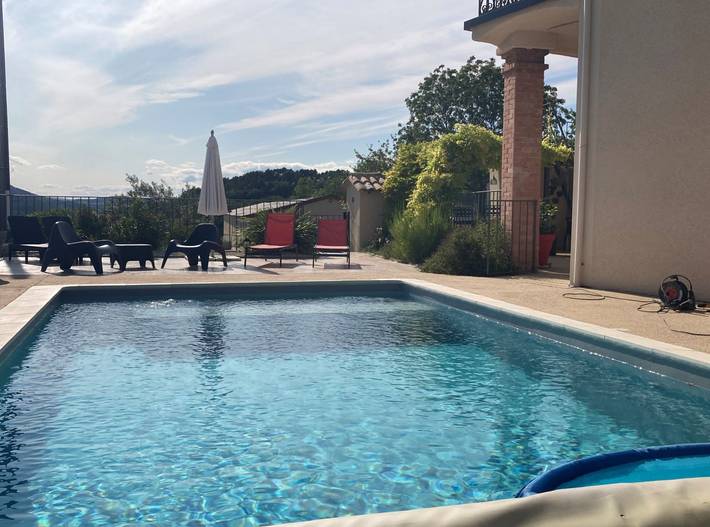 Gîte pour 4 personnes, avec piscine ainsi que jardin et terrasse