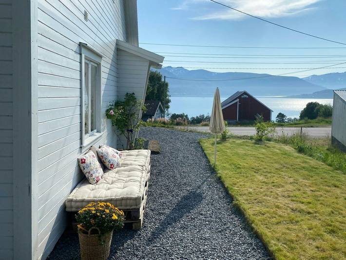 Restauriertes Gemeindehaus unter der Mitternachtssonne in Kvæfjord in Kvæfjord