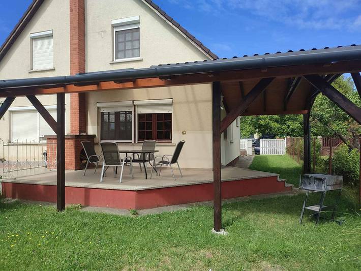 Ferienhaus mit Garten, grosser Terrasse und Grillmöglichkeit  in Balatonkeresztur, Plattensee Südufer