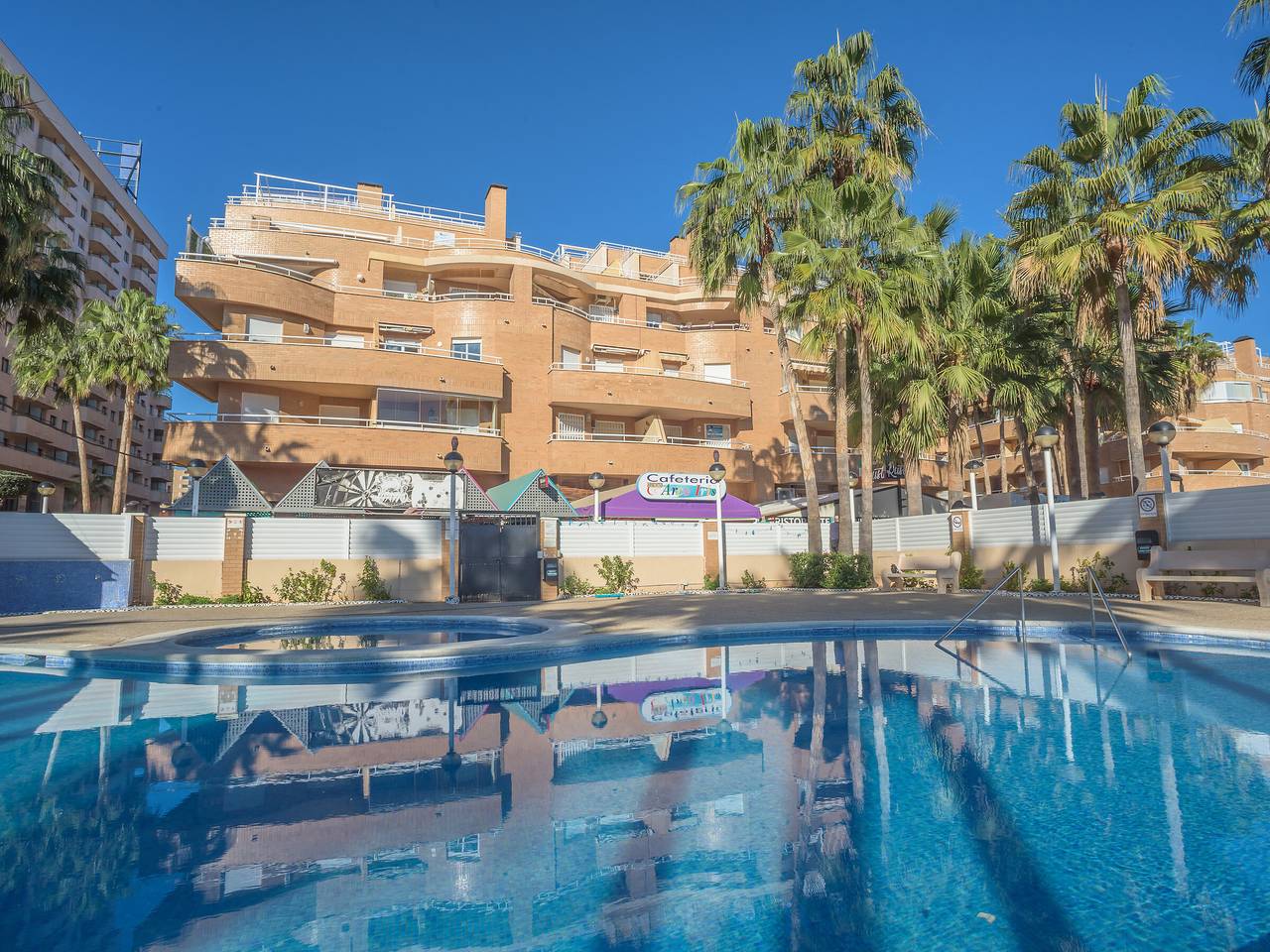 Entire apartment, Beachfront Apartment in Oropesa del Mar for 4 with Pool, Parking, and Terrace in Marina d'Or, Oropesa del Mar