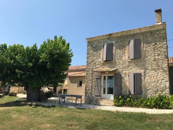 Gîte pour 14 personnes, avec jardin et piscine ainsi que vue et terrasse à Cavillargues - 4