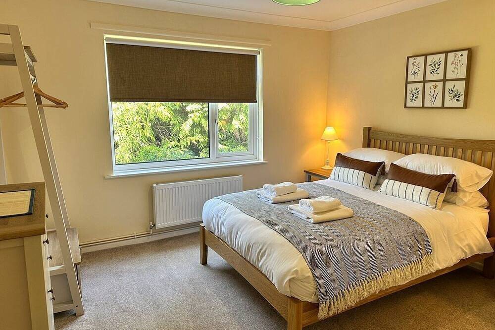 Bungalow-Eigenes Badezimmer-Traditionell-Blick auf die Landschaft in Bransgore, Hampshire