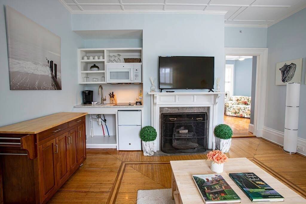 Ganze Wohnung, Spacious Suite 1 Bed/ 1 Bath/ 2 Pullout Sofas/ Dog Friendly (Sleeps 5) on Historic Spring St. in Newport, Newport County