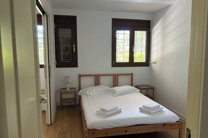 Luxury home 15 minutes from Barcelona with large private swimming pool in Sant Cugat del Vallès, Barcelone l'intérieur des terres