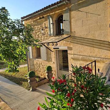 Cottage pour 4 personnes, avec vue ainsi que jardin et piscine à Saint-Christophe-des-Bardes