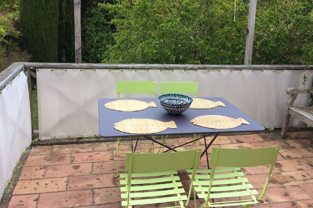 Appartamento intero, Apartment 100m from Porquerolles square. website: \"Tete en mer  in Porquerolles