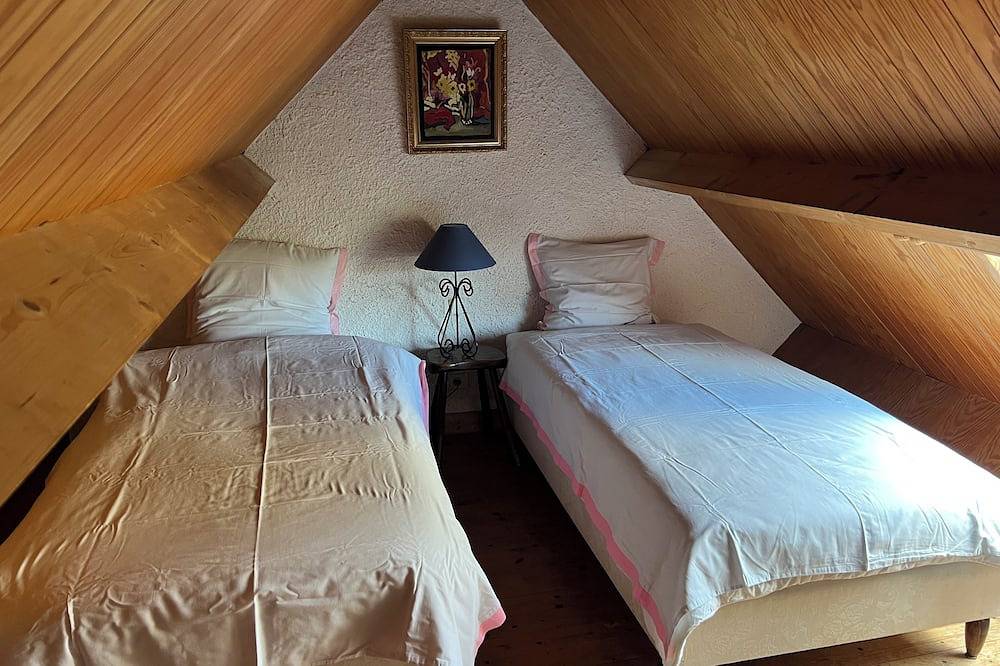 La02 Charming little stone vacation home in Lanildut in Lanildut, Brest und Umgebung