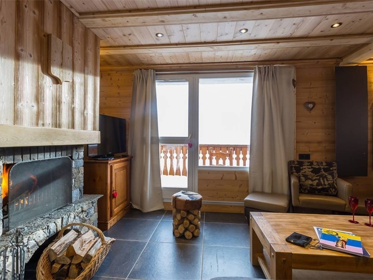 Spacious Chalet in Val Thorens - 12 Guests, Ski-In/Ski-Out, Fireplace, Wifi, Balconies in Val Thorens, Massif de la Vanoise