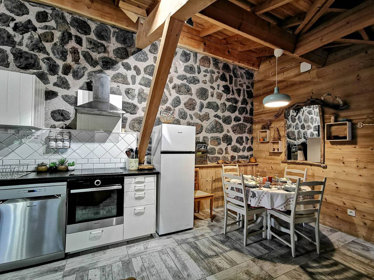 Gîte confortable près de la Cascade de la Beaume avec terrasses et parking privatif in Solignac-sur-Loire, Haute-Loire