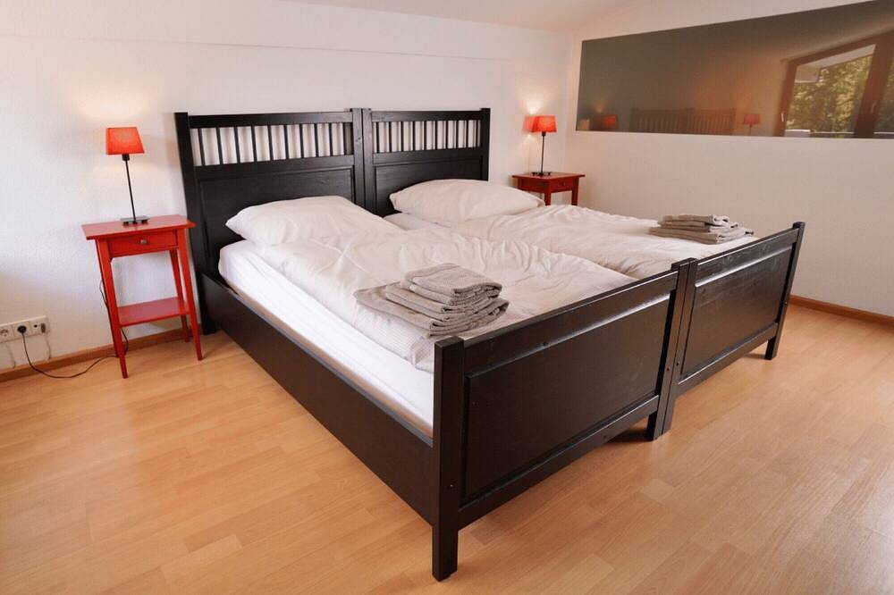 Ganze Wohnung, Ferienwohnung '2' mit gemeinsamer Terrasse, Balkon und Wlan in Weil am Rhein, Hochschwarzwald
